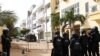 Des policiers anti-émeute à l'entrée de la rue menant à la maison de l'opposant Ousmane Sonko, le 17 juin 2022, à Dakar.