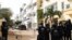 Des policiers anti-émeute à l'entrée de la rue menant à la maison de l'opposant Ousmane Sonko, le 17 juin 2022, à Dakar.