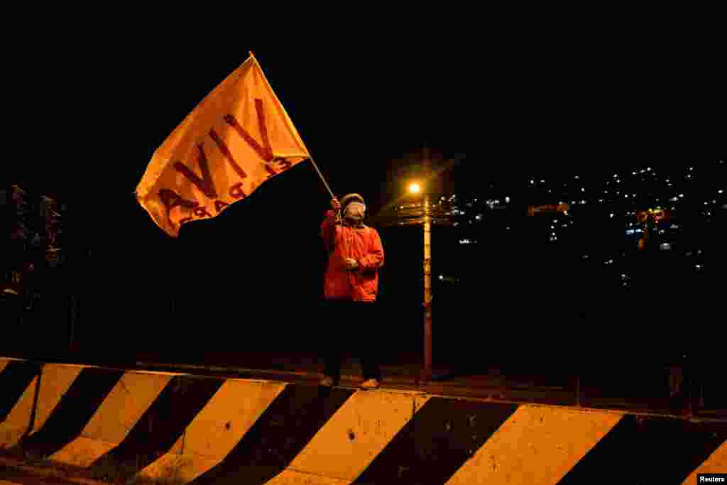 Un manifestante ecuatoriano ondea una bandera que dice &quot;Viva el paro&quot;.&nbsp;