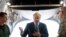 El primer ministro británico, Boris Johnson, a bordo de un C-17, después de llegar a su país, luego de una visita sorpresa a Ucrania para reunirse con el presidente Volodymyr Zelensky en Kiev, en Oxfordshire, Gran Bretaña, el 18 de junio de 2022. Joe Giddens/Pool vía REUTERS
