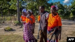 Pelatihan bela diri dalam rangka pencegahan dan kesadaran kekerasan terhadap perempuan di komunitas Manhene, Provinsi Manica, Mozambik, 18 Mei 2022. (Alfredo Zuniga / AFP)