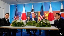 Từ trái qua phải: Tổng thống Hàn Quốc Yoon Suk Yeol, Tổng thống Hoa Kỳ Joe Biden và Thủ tướng Nhật Bản Fumio Kishida trong hội nghị thượng đỉnh NATO ở Madrid vào ngày 29/6/2022. Ba nhà lãnh đạo đã đồng ý khởi động các cuộc đàm phán trong một hội nghị thượng đỉnh hồi tháng 11.