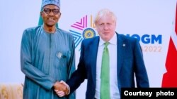 Shugaba Buhari, hagu, Firaministan Birtaniya, Boris Johnson a taron CHOGM (Hoto: Facebook/Fadar shugaban kasa)