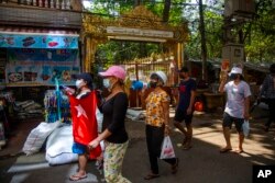 Para pengunjuk rasa meneriakkan slogan dan berbaris di jalan kotapraja Myaynigone selama demonstrasi anti-kudeta di Yangon, Myanmar, 9 April 2021. (Foto: AP)