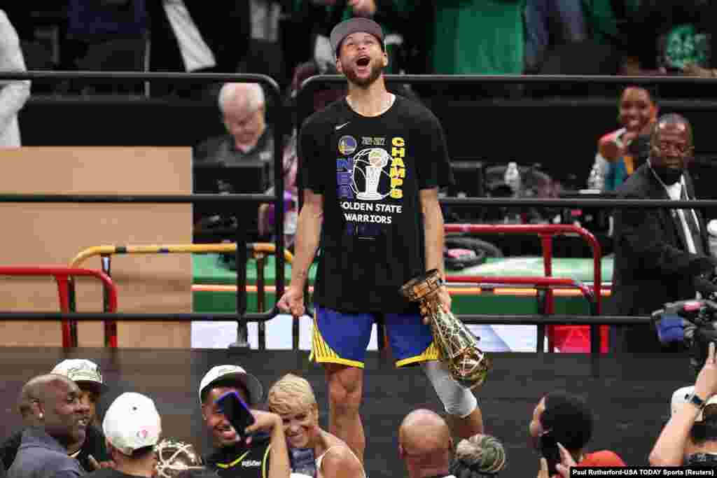 Jogador dos Golden State Warriors, Stephen Curry, celebra o título de campeão depois de vencerem contra o Boston Celtics no jogo 6 da final da NBA 