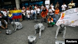 Miembros de organizaciones de medios independientes protestan frente a la reunión de la Sociedad Interamericana de Prensa (SIP) en Caracas el 18 de septiembre de 2009.