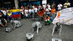 ARCHIVO - Miembros de organizaciones de medios independientes protestan frente a la reunión de la Sociedad Interamericana de Prensa (SIP) en Caracas, el 18 de septiembre de 2009.