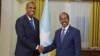 Hamza Abdi Barre, primeiro-ministro da Somália, (esq) e Presidente Hassan Sheikh Mohamud (dir) posam para a fotografia no Palácio Presidencial em Mogadíscio, 25 Junho 2022 