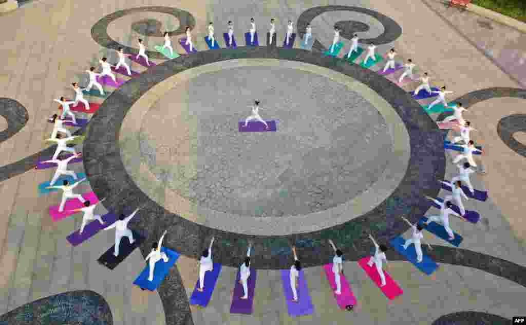 Foto udara menunjukkan orang-orang berlatih yoga di sebuah taman di Handan di provinsi Hebei, China, menjelang Hari Yoga Internasional pada 21 Juni. (Foto: AFP)&nbsp;