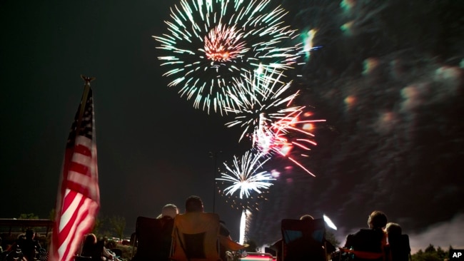 ARCHIVO - Los espectadores observan cómo estallan los fuegos artificiales durante la celebración del 4 de julio en Pioneer Park, el 4 de julio de 2013, en Prescott, Arizona.