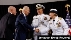 Upacara pengangkatan Laksamana Linda Fagan panglima baru Pasukan Penjaga Pantai atau Coast Guard, dan sekaligus perempuan pertama yang menjadi kepala di Angkatan Bersenjata, AS, 1 Juni 2022. (Foto: REUTERS/Jonathan Ernst)