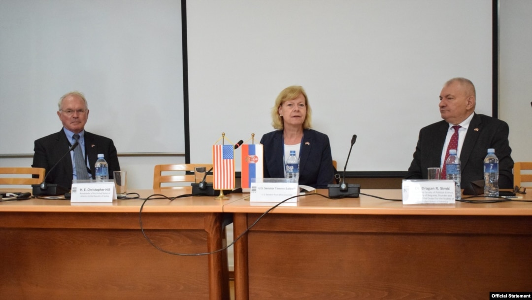 Američka senatorka Tami Boldvin tokom učešća na konferenciji "Srpsko-američko partnerstvo kroz vekove", na Fakultetu političkih nauka u Beogradu, uz ambasadora SAD Kristofera Hila (levo) i Dragana Simića sa FPN-a, 7. jula 2022. (Foto: Sajt Fakulteta političkih nauka)