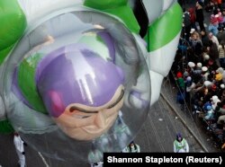 Balon Buzz Lightyear melewati Times Square selama Parade Hari Thanksgiving Macy di New York 27 November 2008. (Foto: REUTERS/Shannon Stapleton)