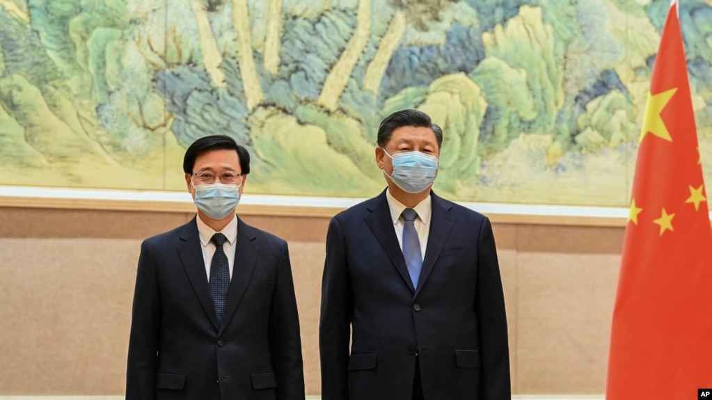 资料照：中国领导人习近平在北京会见新当选的香港特首李家超。（2022年5月30日）(photo:VOA)