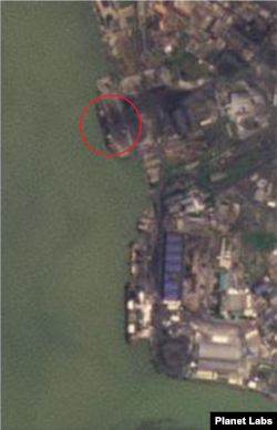 북한 송림항을 촬영한 위성사진에 대형 화물선이 석탄을 선적하고 있다. 남쪽에선 또 다른 대형 선박이 하얀색 포대를 싣는 장면도 보인다. 자료=Planet Labs