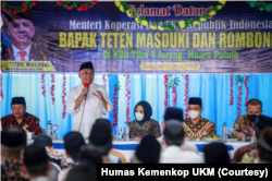 Menkop UKM Teten Masduki bertemu petani sawit di Agam, Sumatra Barat membahas produksi minyak merah. (Foto: Humas Kemenkop UKM)