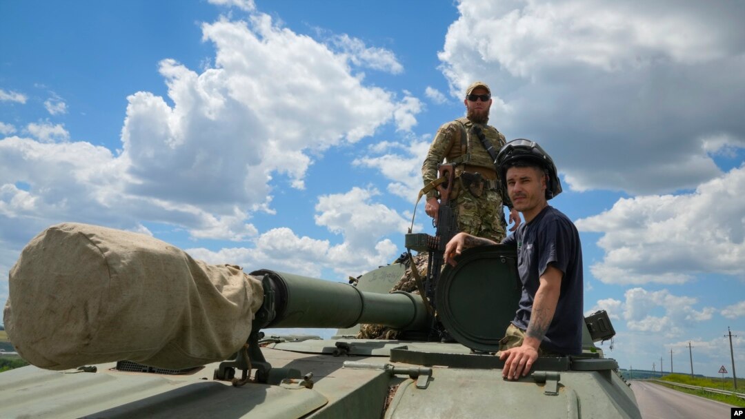 Soldados ucranianos montan un vehículo de artillería autopropulsado Gvozdika en la región de Donetsk, Ucrania, el 17 de junio de 2022.