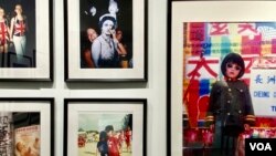 這組照片最右邊是1997年長洲太平清醮以解放軍造型的小女孩，中間上方的照片是1997年7月1日零時，香港主權移交中國，告別殖民地身分，市民高舉自製的英女王、第一任香港特首董建華的紙牌頭像。(美國之音/湯惠芸）