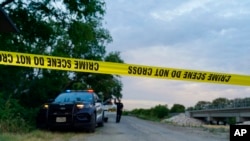 Zona acordonada por la policía tras el hallazgo de decenas de personas muertas, posiblemente migrantes, en un camión de carga, el martes 28 de junio de 2022, en San Antonio, Texas. 
