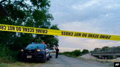 Zona acordonada por la policía tras el hallazgo de decenas de personas muertas, posiblemente migrantes, en un camión de carga, el martes 28 de junio de 2022, en San Antonio, Texas.
