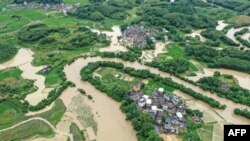 鸟瞰中国广西融安县暴雨后的洪灾灾情。（2022年6月13日）