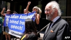 Ayah Julian Assange, John Shipton (kanan) - didampingi beberapa aktivis - berbicara di depan konsulat Inggris di New York guna mengecam keputusan Mendagri Inggris Priti Patel untuk mengekstradisi Assange ke AS, Jumat 17 Juni 2022. 