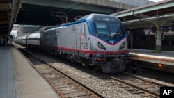 ARCHIVO - Un tren Amtrak sale de Union Station en Washington DC, en septiembre de 2015. 