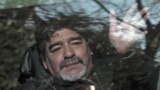 Mantan bintang sepak bola Argentina Diego Armando Maradona melambai kepada pendukungnya saat meninggalkan pemakaman ayahnya "Don Diego", di Bella Vista, pinggiran Buenos Aires. (Foto: AFP)