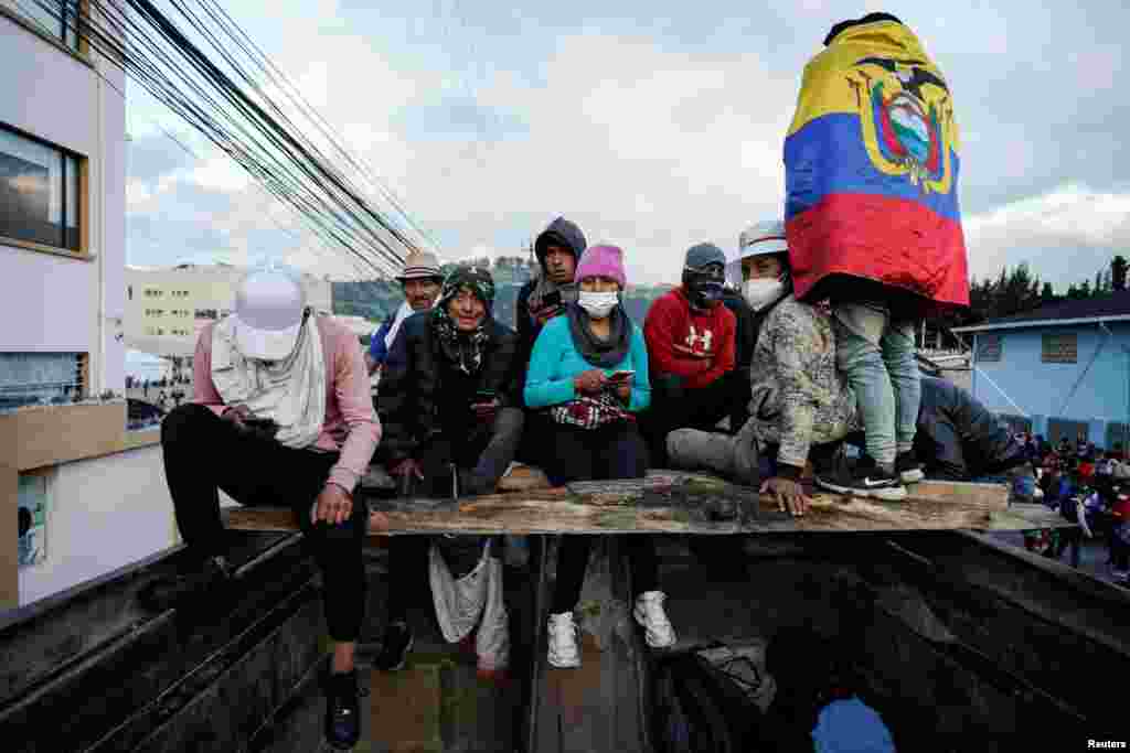 Los manifestantes montan en la parte superior de un camión, en medio de las protestas en Quito.&nbsp;