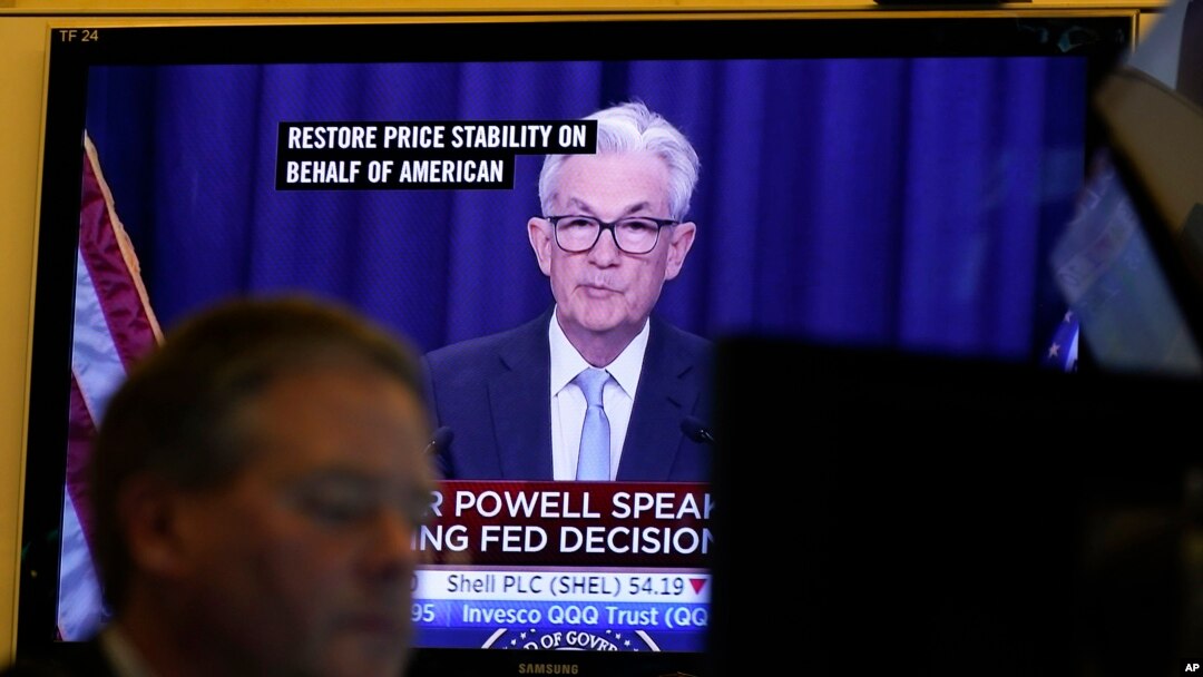 La conferencia de prensa del presidente de la Reserva Federal, Jerome Powell, se muestra en televisores mientras los operadores trabajan en el piso de la Bolsa de Valores de Nueva York, el 15 de junio de 2022.