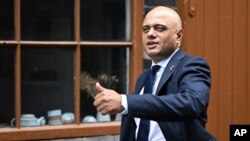 ARCHIVO - El secretario de Salud de Gran Bretaña, Sajid Javid, llega a una reunión de gabinete en una alfarería en Stoke-on-Trent, Inglaterra, el jueves 12 de mayo de 2022. Javid, de 52 años, renunció el martes 5 de julio declarando que “ya es suficiente” y que “el problema comienza desde arriba”. (Oli Scarff/Pool Photo vía AP, Archivo)