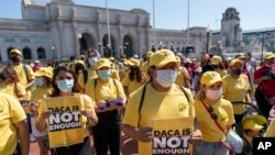 Activistas conocidos como "soñadores" se manifiestan en apoyo del programa Acción Diferida para los Llegados en la Infancia, también conocido como DACA, mientras marchan en el Capitolio en Washington, el 15 de junio de 2022.