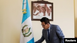 Miguel Ángel Gálvez, juez del tribunal de mayor riesgo de Guatemala, posa para una fotografía en su oficina en el piso 14 del imponente edificio judicial en la Ciudad de Guatemala, el 12 de mayo de 2022. 