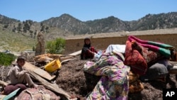 ငလျင်ဒဏ်ခံရပြီးနောက် တွေ့ရသည့် အာဖဂန်ကလေးငယ်များ (Paktika ပြည်နယ်, Friday June 24, 2022)