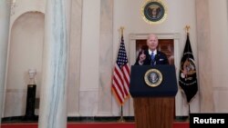 جو بایدن، رئیس جمهوری آمریکا ساعتی بعد از اعلام نصمیم دیوان‌عالی در یک سخنرانی در کاخ سفید شرکت کرد. 