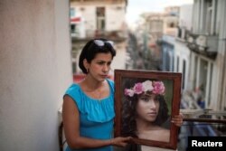 Heissy Cefaya posa con un retrato de su hija Amanda Celaya, una de las detenidas que finalmente fue absuelta.