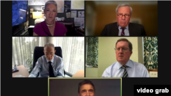 Відеокадр: Четверо екс-генсеків НАТО, Андерс фог Расмуссен, лорд Джордж Робертсон, Жаап де Гуп Шеффер та Хав'єр Солана,  беруть участь в дискусії щодо України