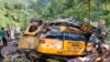 Bangkai bus itu meluncur dari jalan pegunungan dan jatuh ke jurang yang dalam di dekat Kullu, negara bagian Himachal Pradesh, 4 Juli 2022. (Kantor Wakil Komisaris, Kullu via AP)