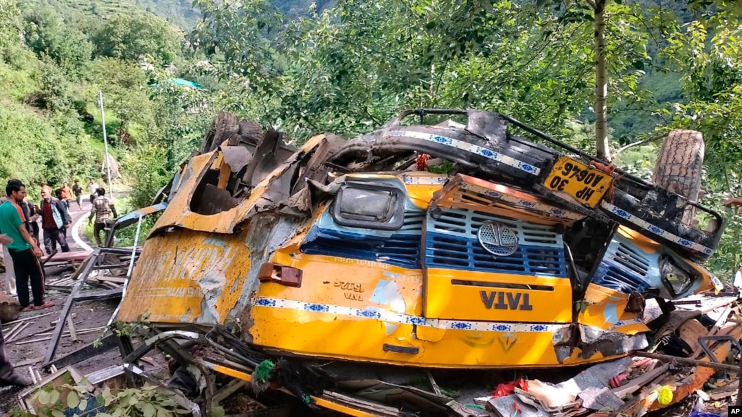 Bangkai bus itu meluncur dari jalan pegunungan dan jatuh ke jurang yang dalam di dekat Kullu, negara bagian Himachal Pradesh, 4 Juli 2022. (Kantor Wakil Komisaris, Kullu via AP)