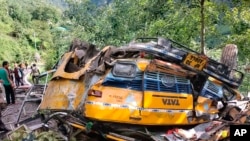 Bangkai bus itu meluncur dari jalan pegunungan dan jatuh ke jurang yang dalam di dekat Kullu, negara bagian Himachal Pradesh, 4 Juli 2022. (Kantor Wakil Komisaris, Kullu via AP)