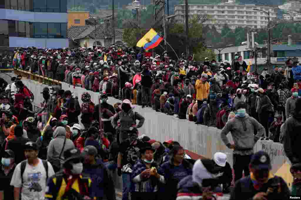 Manifestantes indígenas se reúnen en la calle después de que las fuerzas armadas de Ecuador advirtieran que no permitirían que las protestas en curso contra las políticas económicas del presidente Guillermo Lasso dañaran la democracia del país.