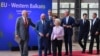 Depan kiri ke kanan: PM Albania Edi Rama, Presiden Dewan Eropa Charles Michel dan Presiden Komisi Eropa Ursula von der Leyen berjalan bersama kepala negara Uni Eropa dan para pemimpin Balkan Barat sebelum foto bersama di Brussels, 23 Juni 2022 (John Thys, Pool via AP) 
