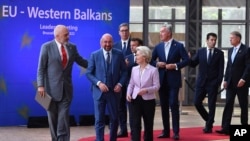 Depan kiri ke kanan: PM Albania Edi Rama, Presiden Dewan Eropa Charles Michel dan Presiden Komisi Eropa Ursula von der Leyen berjalan bersama kepala negara Uni Eropa dan para pemimpin Balkan Barat sebelum foto bersama di Brussels, 23 Juni 2022 (John Thys, Pool via AP) 