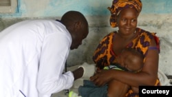 Un médecin examine un enfant à Widou Thiengoly, au Sénégal, dans le cadre de l'approche holistique de l'observatoire de Tessekere dans le domaine de la santé.  (Priscilla Duboz/Chercheurs de la Grande Muraille Verte)