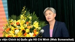 Ngoại trưởng Úc Penny Wong phát biểu tại Học viện Chính trị Quốc gia Hồ Chí Minh ở Hà Nội hôm 27/6 trong chuyến thăm đầu tiên tới Việt Nam với tư cách là bộ trưởng Ngoại giao.