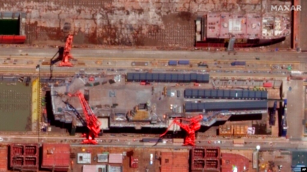 资料图：美国卫星图像公司MaxarTechnologies的卫星影像显示，在上海江南造船厂建造中的中国的003型航母。(2022年5月31日)(photo:VOA)