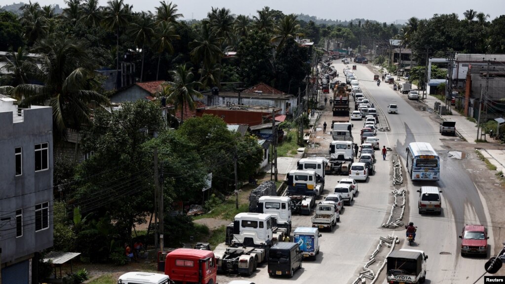 2022年6月23日，斯里兰卡首都科伦坡，各种机动车辆从一天前就开始排着长队等待加油。该国燃油奇缺，经济处于崩溃当中。-路透社照片(photo:VOA)