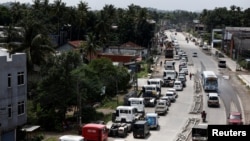 2022年6月23日，斯里兰卡首都科伦坡，各种机动车辆从一天前就开始排着长队等待加油。该国燃油奇缺，经济处于崩溃当中。-路透社照片