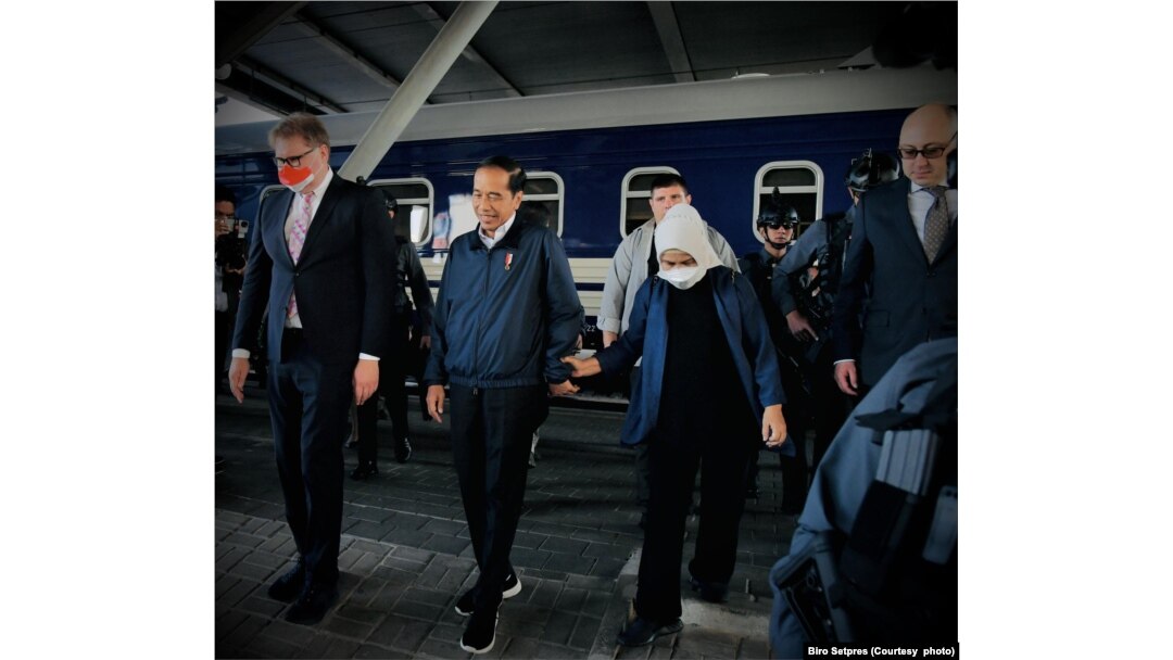 Presiden Joko Widodo dan Ibu Negara Iriana tiba di Stasiun Central Kyiv, Ukraina, untuk memulai lawatan di negara yang sedang berkonflik dengan Rusia, Rabu, 29 Juni 2022. (Foto: Biro Setpres)