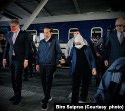 Presiden Joko Widodo dan Ibu Negara Iriana tiba di Stasiun Central Kyiv, Ukraina, untuk memulai lawatan di negara yang sedang berkonflik dengan Rusia, Rabu, 29 Juni 2022. (Foto: Biro Setpres)